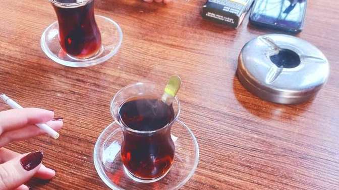 Çay kimle güzel içilir?