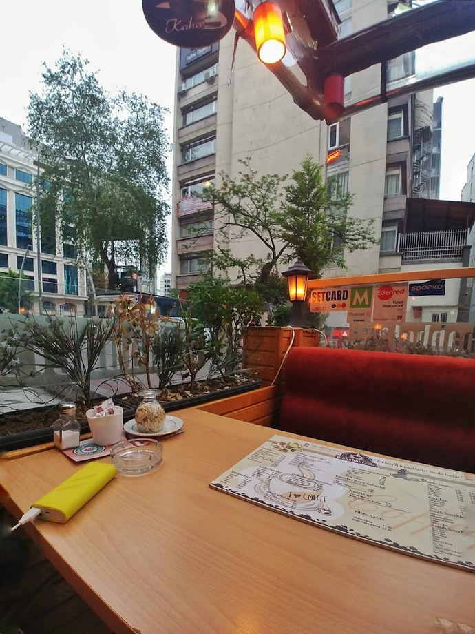 Cafede otururken size yalnız olup kafa dinlemek mi iyi geliyor yoksa arkadaşınızla oturmak mı?