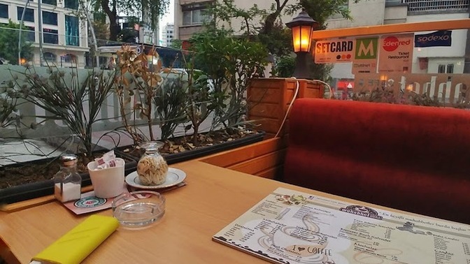 Cafede otururken size yalnız olup kafa dinlemek mi iyi geliyor yoksa arkadaşınızla oturmak mı?