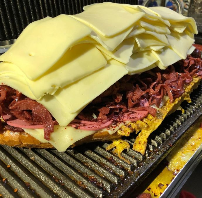 Bir oturuşta ne kadar tost yiyebiliyorsunuz?