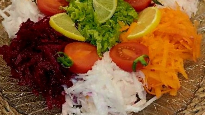 Karışık mevsim salatasına farklı soslar kullanır mısın?