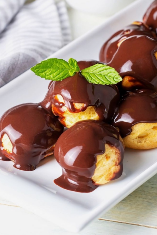 Çikolatalı tatlı severler buraya! Ekler mi, Profiterol mü?