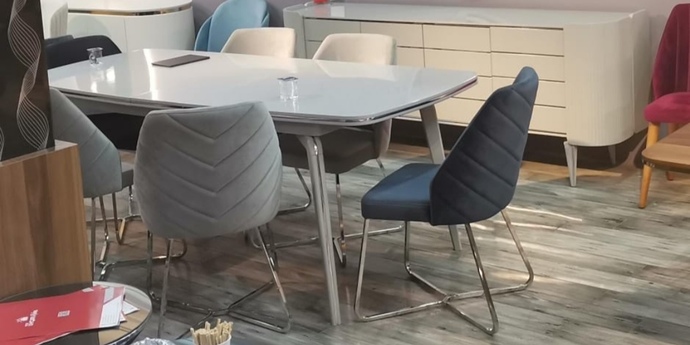 Yemek masam nasıl, sandalyelerin hepsi de gri.. Buna nasıl ve hangi renk koltuk takımı olur?