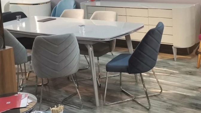 Yemek masam nasıl, sandalyelerin hepsi de gri.. Buna nasıl ve hangi renk koltuk takımı olur?