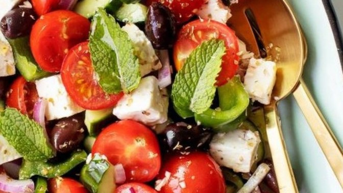 Mevsim salatası hangi yemeklerle iyi gider?
