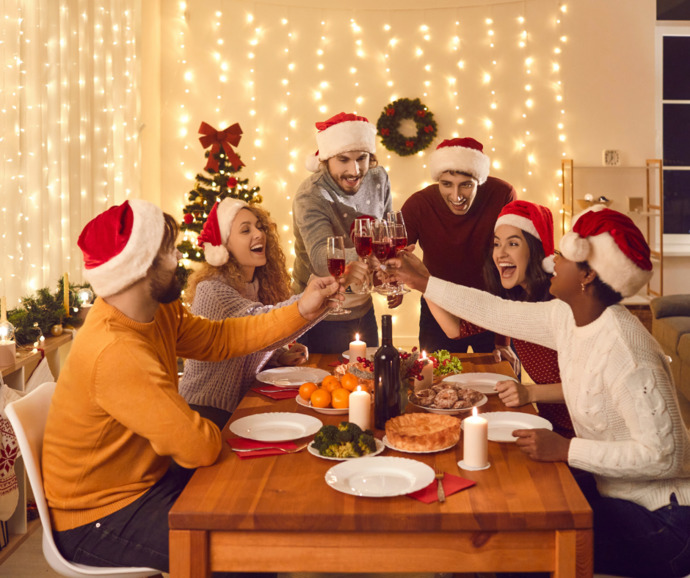 Sevgilimin ailesi beni Noel yemeğine davet etti ama ben Noel hiç kutlamadım. Gitmezsem ayıp etmiş olur muyum?