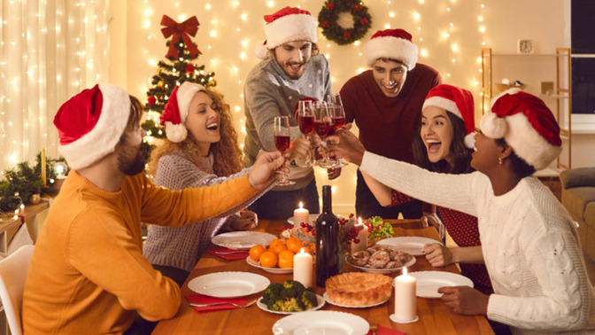Sevgilimin ailesi beni Noel yemeğine davet etti ama ben Noel hiç kutlamadım. Gitmezsem ayıp etmiş olur muyum?