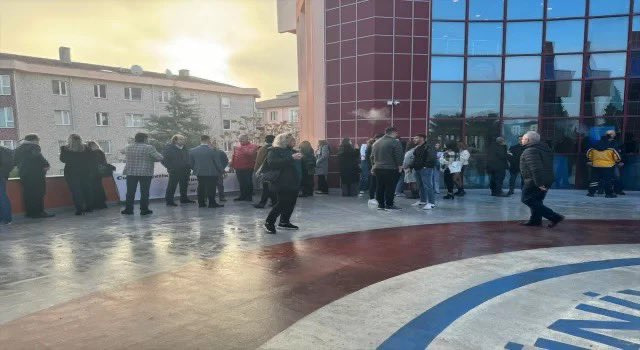 Kırklarelinde sigaranın zararlarının anlatıldığı panelin arasında çoğu kişi sigara içmiş. Bu olayı neye benzetirsiniz?