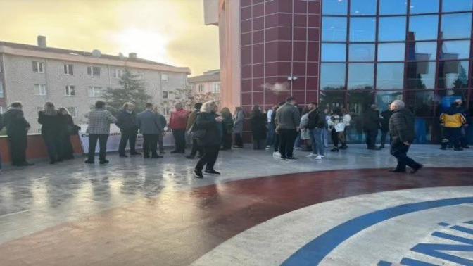 Kırklareli'nde sigaranın zararlarının anlatıldığı panelin arasında çoğu kişi sigara içmiş. Bu olayı neye benzetirsiniz?