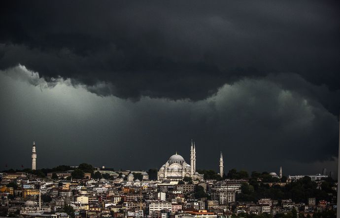 İstanbul yağmur ile birlikte karanlığa gömüldü! Melankolik havaları sever misiniz?