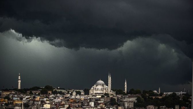 İstanbul yağmur ile birlikte karanlığa gömüldü! Melankolik havaları sever misiniz?