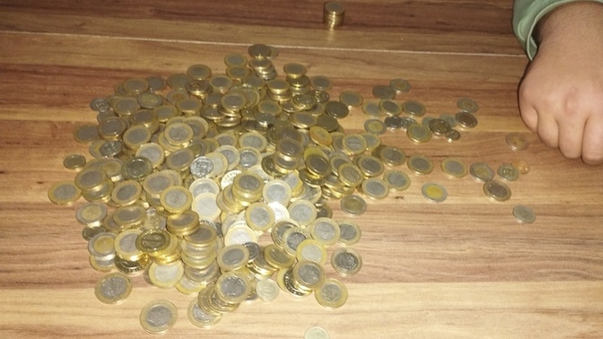 Okul için verdiğimiz harçlıktan kalan bozuklukları biriktirmiş kardeşim. Sizce bu paraya araba alabilir mi 😄?