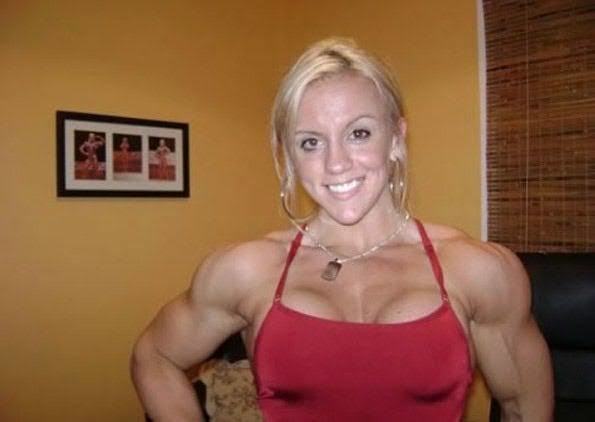 Mesela bu kadının steroit kullandığı belli rhea ripley gibi değil