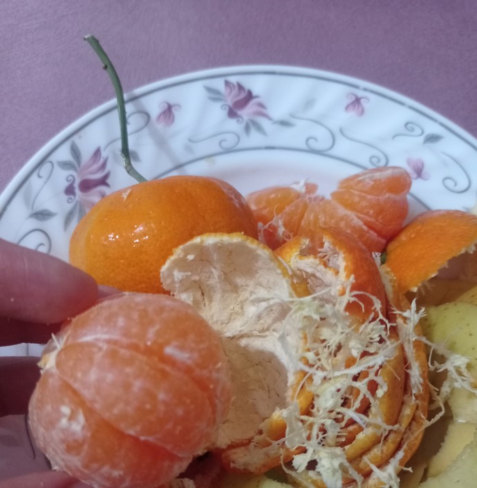Mandalinanın beyaz iplerini soyar mısın?