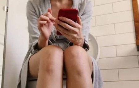 Tuvalette telefon ile uğraşmak bağımlıliğin göstergesi mi?