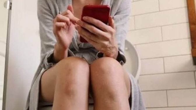 Tuvalette telefon ile uğraşmak bağımlıliğin göstergesi mi?
