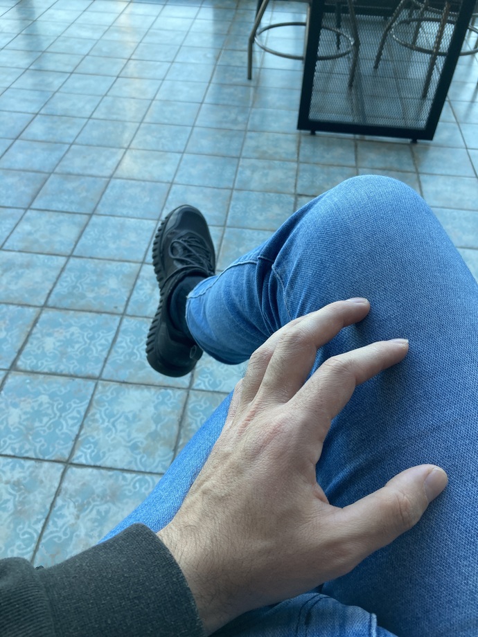 Oturuyoruz öyle