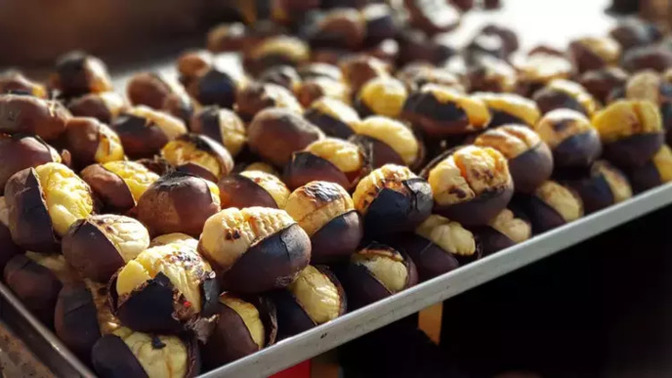 Sokak satıcılarında közde pişirilen kestanenin kilosu 500 TL'ye yaklaştı! En son ne zaman yediniz?
