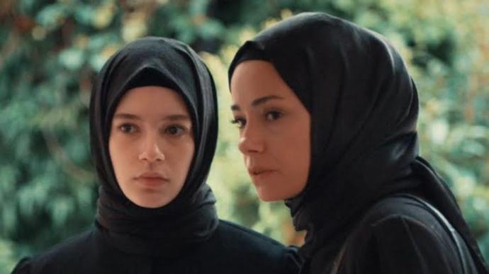 Fox tv de yayınlanan Kızıl Goncalar dizisini izliyor musunuz?