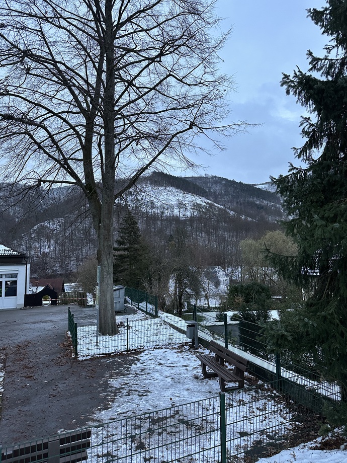 Çocukken bu köşe tenefüste sınıf olarak takıldığımız köşeydi
