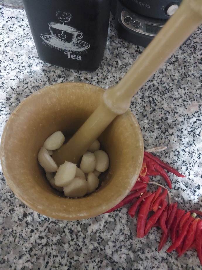 Yemek yaparken sarımsağı havanda dövmek geri kafalılık mı?
