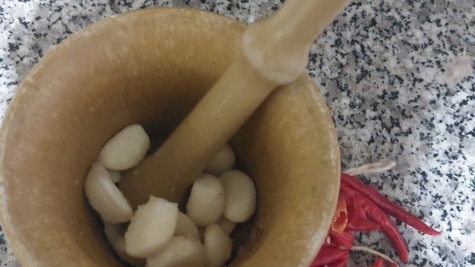 Yemek yaparken sarımsağı havanda dövmek geri kafalılık mı?