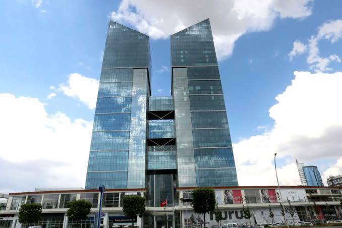 Holding binları neden bukdar yüksek içeri ne iş yapılıyor?