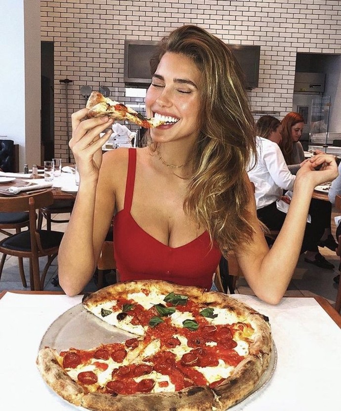 Büyük boy pizzayı tek başınıza yiyebilir misiniz?