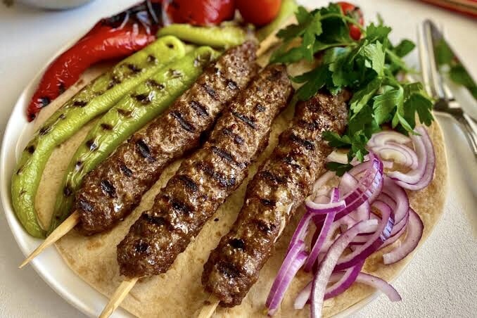 Yapılan bir araştırmaya göre kışın kebap yiyenler daha az hasta oluyormuş. Sizin sevdiğiniz kebap hangisi?