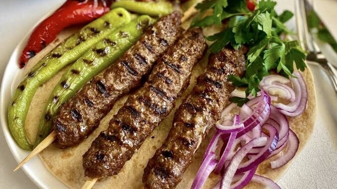 Yapılan bir araştırmaya göre kışın kebap yiyenler daha az hasta oluyormuş. Sizin sevdiğiniz kebap hangisi?