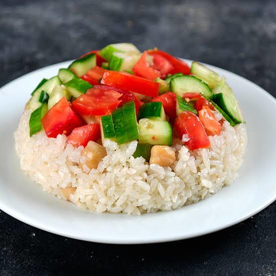 Pilav üstü salata sever misiniz?