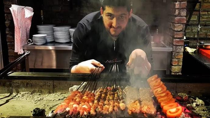 Kebap ustaları kebap elle yenir, çatal bıçak sosyete işi diyor! Siz kebap yerken çatal bıçak kullanıyor musunuz?