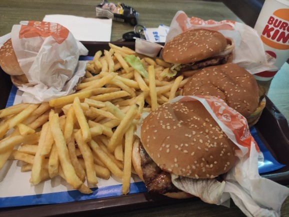 Bir oturuşta kaç tane hamburger yiyebilirsin?