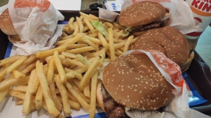 Bir oturuşta kaç tane hamburger yiyebilirsin?