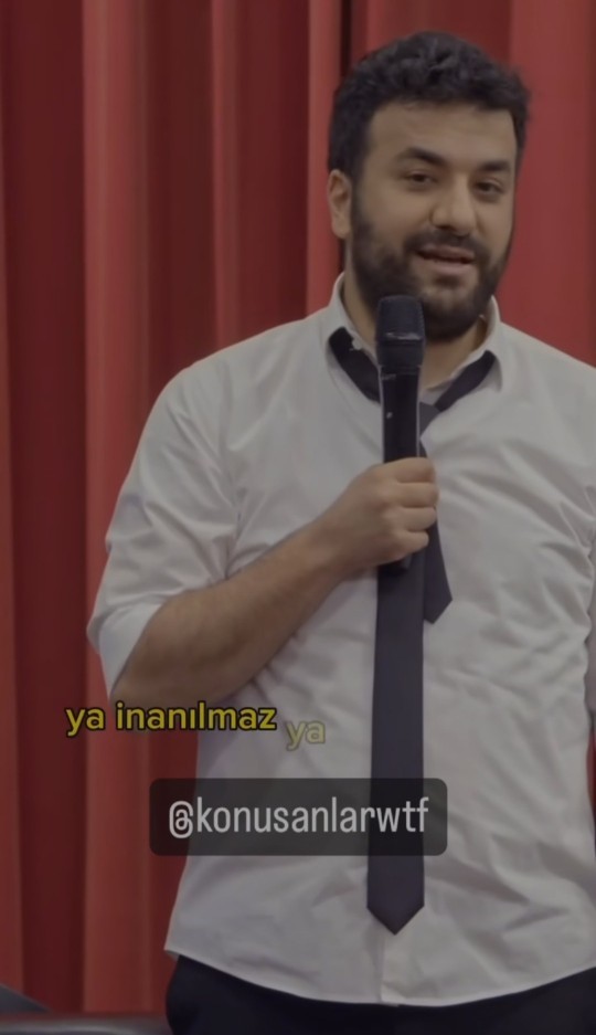 Bu adam bir tek bana mı komik gelmiyor?