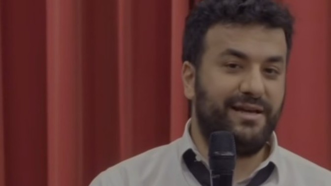 Bu adam bir tek bana mı komik gelmiyor?