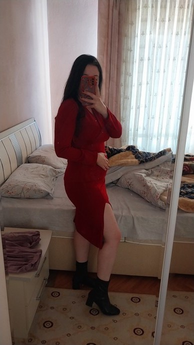 Kırmızı nasıl olmuş sizce, bu mu yoksa siyah deri etek file çorap mı?