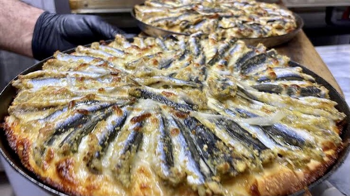 Hamsili pizza duydunuz mu, denemek ister miydiniz?