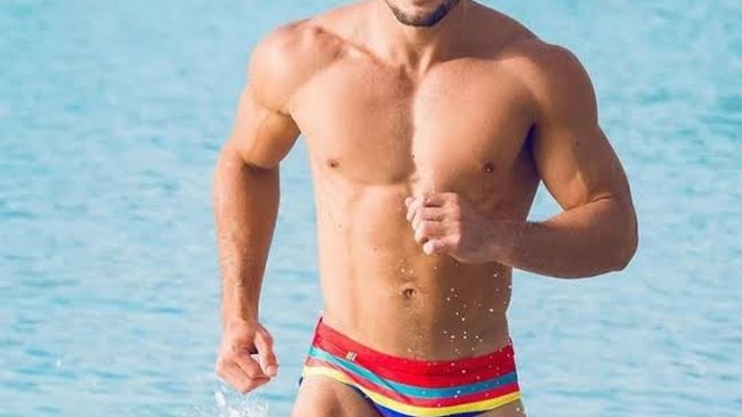 Kızlar erkeklere bikini yakışır mı?