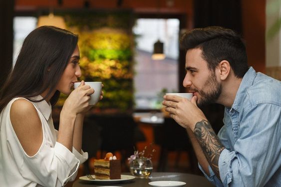 Sevgiliniz karşı cins arkadaşıyla baş başa kahve içebilir mi?