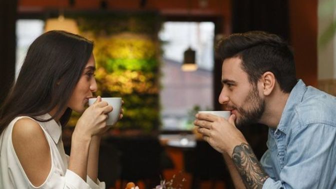 Sevgiliniz karşı cins arkadaşıyla baş başa kahve içebilir mi?