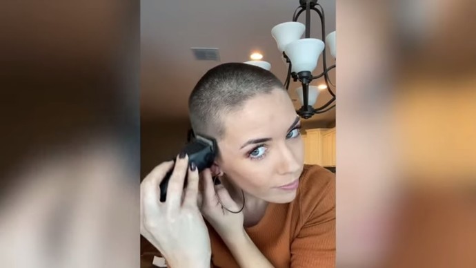 Saçını makineyle kendi kesen var mı?
