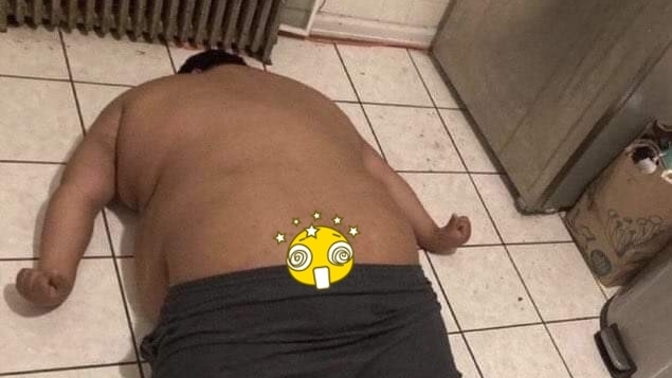 Arkadaşlar acil bakin erkek arkadaşım bayıldı ne yapicam?