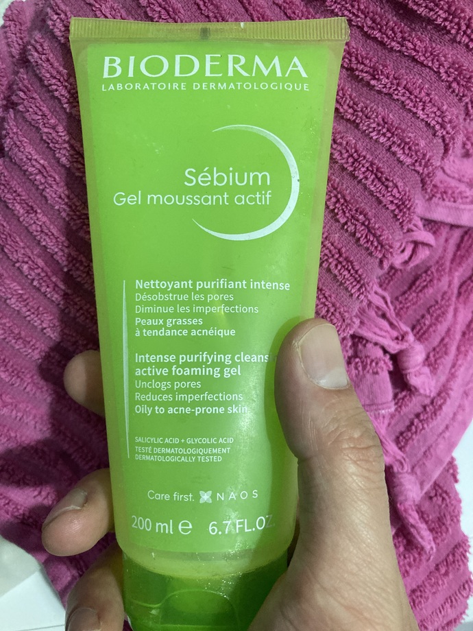 Kararsız kaldım sitede dermatolog var mı😭?
