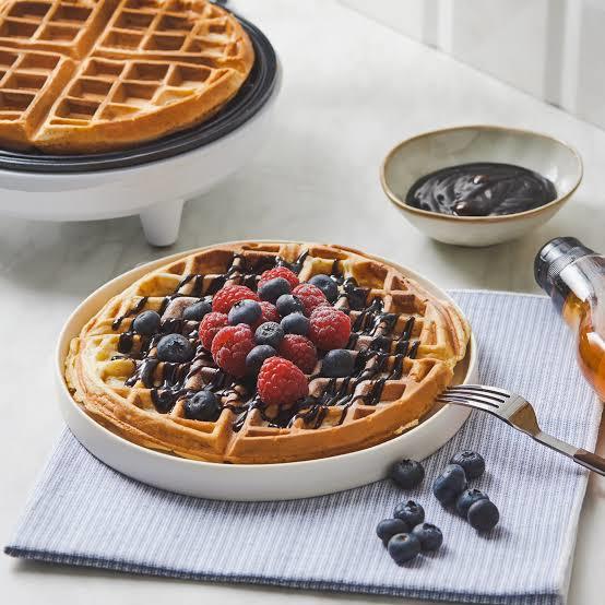 Yılın ilk kahvaltısında waffle ve pasta var🥳Bu ikiliden hangisini yemeye doyamazsın?
