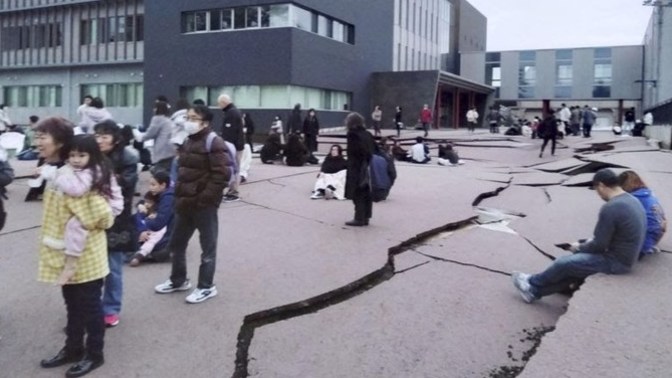 Allahsız, ateyiz Japonya'da 7.6 büyüklüğünde deprem oldu, bir kişi öldü. Bu durumu müslümanlar mı açıklamalı, ateistler mi?