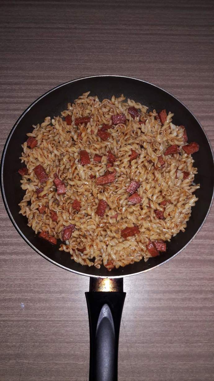 Zeytin peynirden bıktım, kahvaltıya sucuklu makarna yaptım. Sizce sabahları makarna yenir mi?