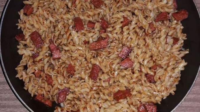 Zeytin peynirden bıktım, kahvaltıya sucuklu makarna yaptım. Sizce sabahları makarna yenir mi?