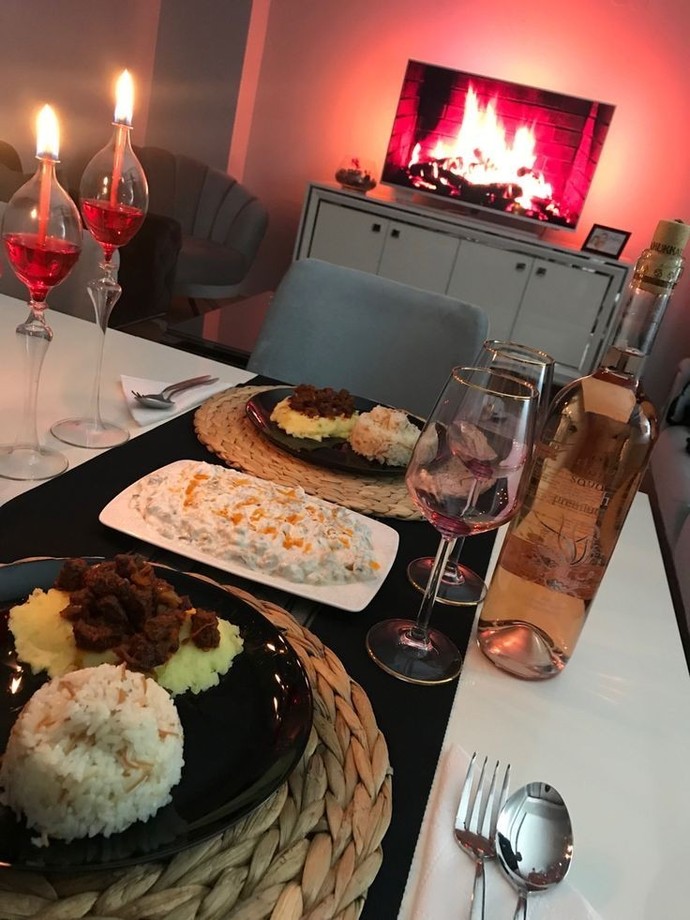 Sizce romantik bir akşam yemeği masanın olmazsa olmazı nedir?
