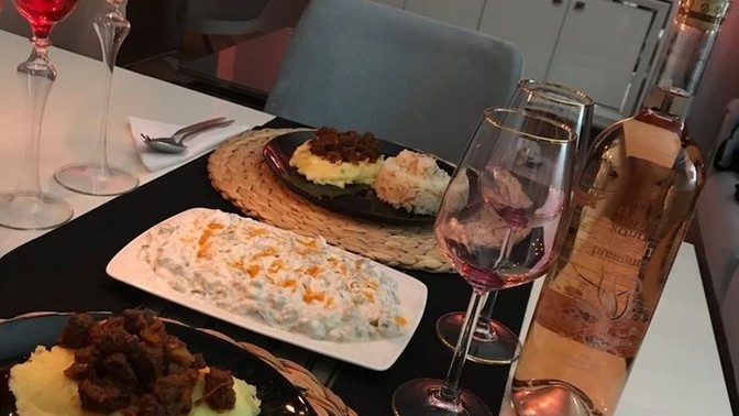 Sizce romantik bir akşam yemeği masanın olmazsa olmazı nedir?